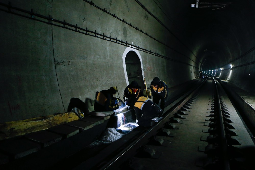 承留镇铁路运营隧道病害现状